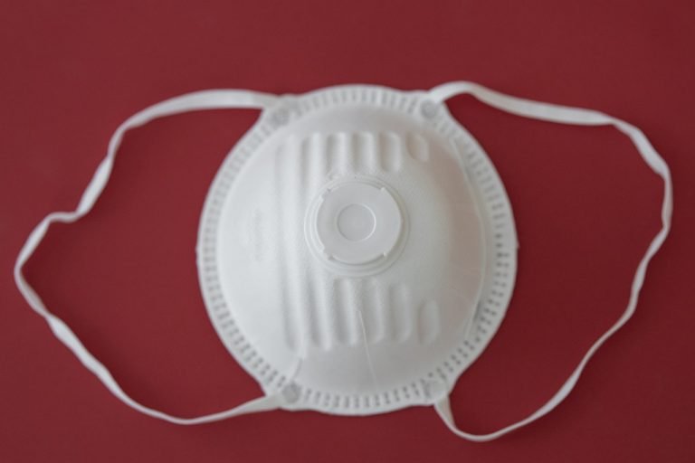 Image of a N95 mask or respirator.