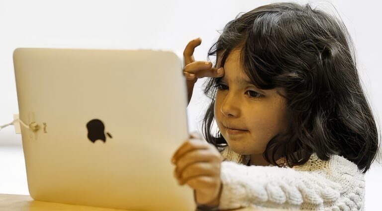 Are Screens Stealing Childhood? Quebec Kids Struggle to Tie Their Shoes and Play Outdoors